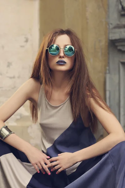 Moda hermosa dama con labios azules en gafas de sol redondas — Foto de Stock