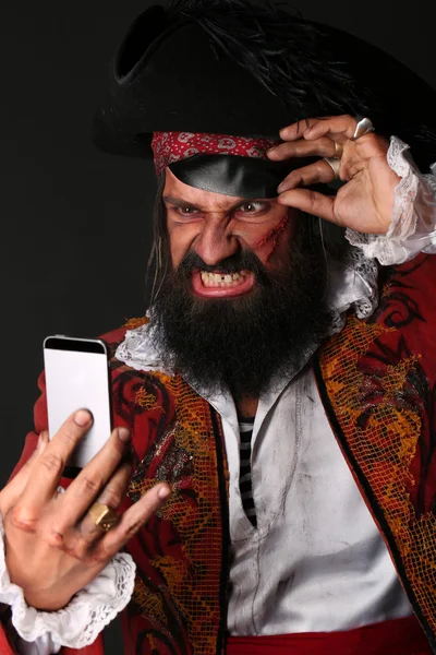 Retrato del hombre disfrazado de pirata con teléfono móvil — Foto de Stock