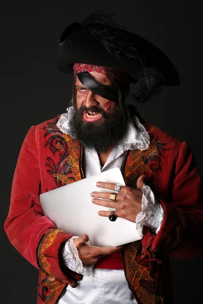 Retrato del hombre en un disfraz de pirata con portátil — Foto de Stock