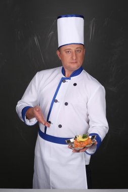 Kırmızı balık ile plaka gösteren Şef