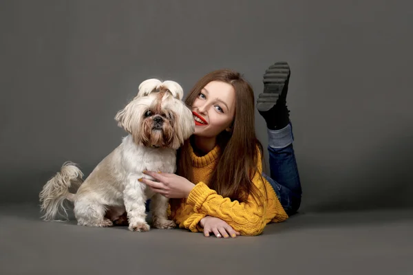 Menina bonito com adorável Shih-tzu cão no fundo escuro — Fotografia de Stock