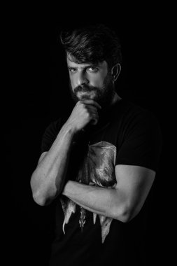 Sakallı adam poz ve çenesi üzerinde el tutarak. Kapat.up. Siyah