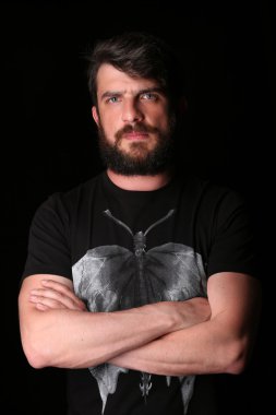 Sakallı adam çapraz ellerle poz veriyor. Kapat.up. Siyah