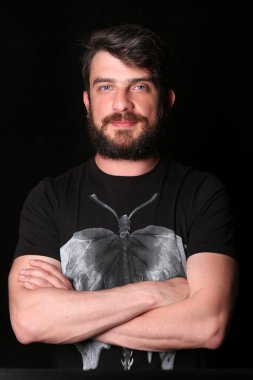 Gülen adam çapraz elleriyle poz veriyor. Kapat.up. Siyah