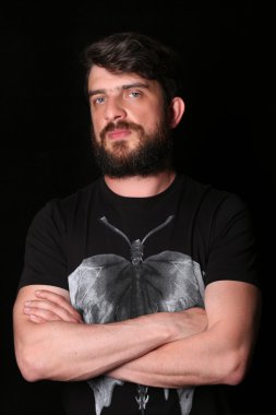 Gülümseyen adam çapraz elleriyle poz veriyor. Kapat.up. Siyah