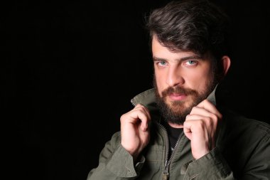 Yakasını tutan sakallı adam. Kapat.up. Siyah