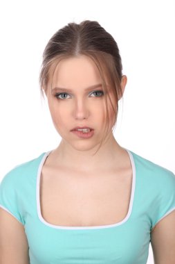 Makyajlı kız dudağını ısırır. Yakından kapatın. Beyaz arka plan