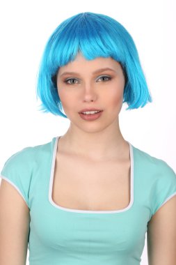 Mavi saçlı, tişört giyen gülümseyen bir bayan. Yakından kapatın. Beyaz arka plan