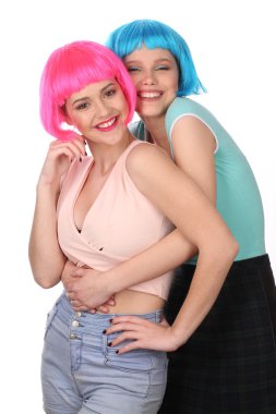 Renkli peruksarı kadınlar sarılıyor. Yakından kapatın. Beyaz arka plan