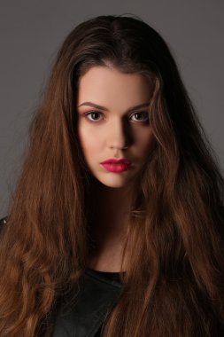 Kız kırmızı dudaklı kameraya bakıyor. Yakın çekim. Beyaz arka plan