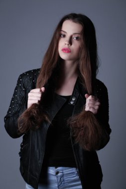 Saçını tutan makyaj kız. Yakın çekim. Beyaz arka plan