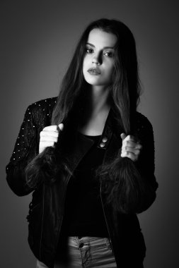 Saçını tutan makyaj ile model. Yakın çekim. Beyaz arka plan