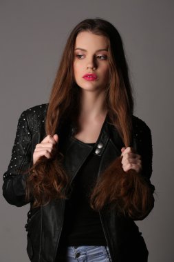 Saçını tutan model. Yakın çekim. Beyaz arka plan