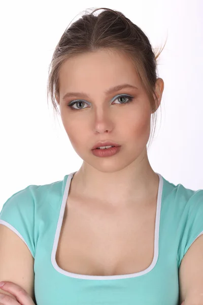 Chica con maquillaje vistiendo camiseta azul. De cerca. Fondo blanco — Foto de Stock