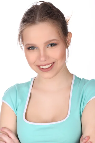 Chica sonriente con maquillaje y brazos cruzados. De cerca. Fondo blanco — Foto de Stock