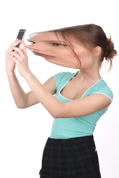 Dívka s velkou deformaci hlavy pořizování selfie. Zblízka. Bílé pozadí. — Stock fotografie