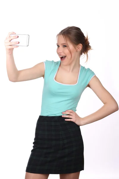 Modelo sonriente tomando selfie. De cerca. Fondo blanco — Foto de Stock