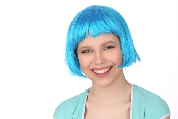 Menina sorridente de peruca azul. Fecha. Fundo branco — Fotografia de Stock