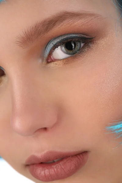 Chica con el pelo azul mirando a la cámara. De cerca. Fondo blanco — Foto de Stock