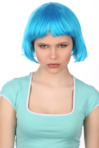 Menina séria com cabelo azul olhando para a câmera. Fecha. Fundo branco — Fotografia de Stock