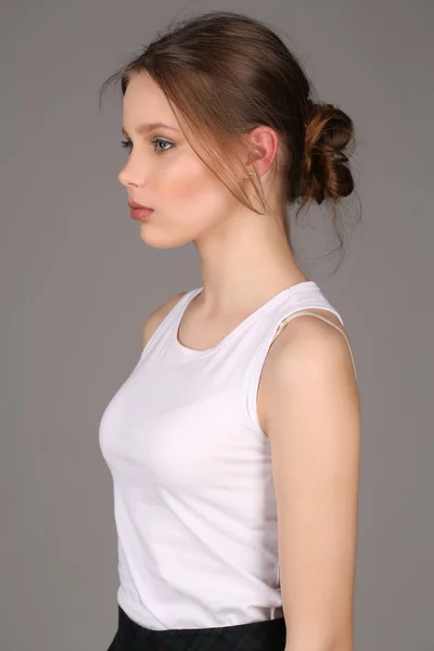 Flicka stående profil. Närbild. Grå bakgrund — Stockfoto