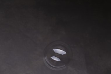 Havada uçan baloncuk. Yakından kapatın. Gri arka plan