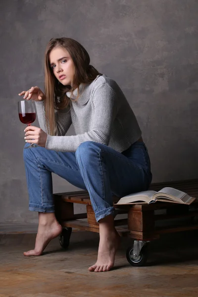 Model w swetrze z Wineglass. Szare tło — Zdjęcie stockowe