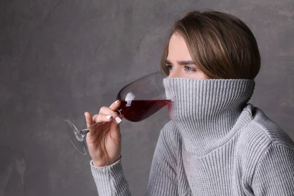 Lady dricker vin med krage på hennes ansikte. Närbild. Grå bakgrund — Stockfoto
