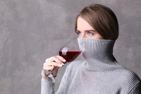 Modell dricka vin med krage på hennes ansikte. Närbild. Grå bakgrund — Stockfoto