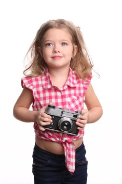 Kamerayla poz veren küçük bir bayan. Yakından kapatın. Beyaz arka plan