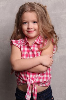 Katlanmış kollu bebek. Yakından kapatın. Gri arka plan