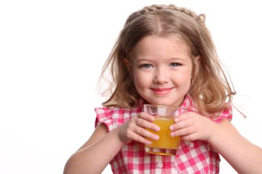 Bir bardak meyve suyu olan küçük kız. Yakından kapatın. Beyaz arka plan