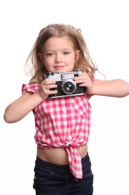 Elinde kamera olan küçük bir kız. Yakından kapatın. Beyaz arka plan