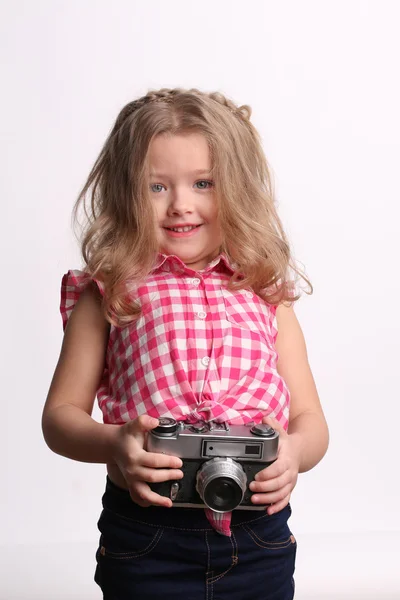 Liten flicka med kamera. Närbild. Vit bakgrund — Stockfoto