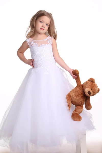 Princesse en robe de mariée tenant ours. Fond blanc — Photo