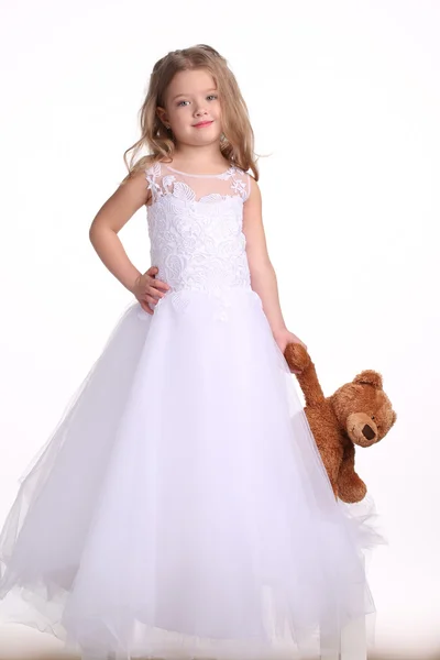 Леди в свадебном платье с медведем. Белый фон — стоковое фото