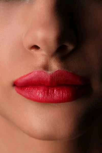 Menina com lábios vermelhos. Fechar — Fotografia de Stock