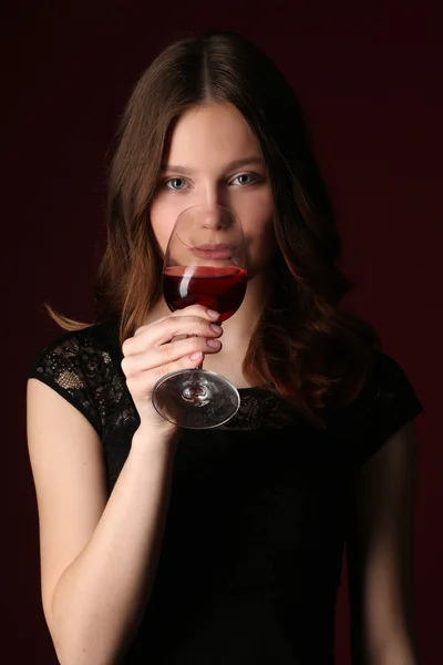 Dziewczyna, picie wina. Z bliska. Ciemnym tle czerwony — Zdjęcie stockowe