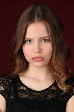 Makyajlı model. Yakından kapatın. Koyu kırmızı arka plan