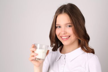 Bir bardak sütle poz veren model. Yakından kapatın. Beyaz arka plan