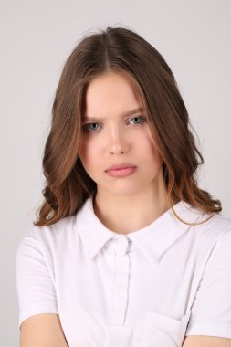T-shirt ciddi yüzü ile Model. Yakından kapatın. Beyaz arka plan