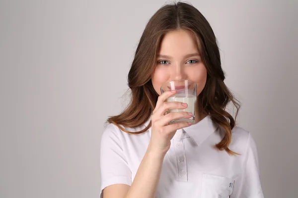 Fille dégustation de lait. Ferme là. Fond blanc — Photo