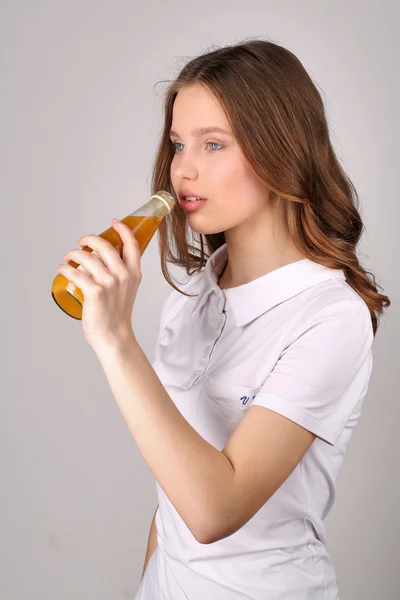 Meisje drinken oranje vers. Close-up. Witte achtergrond — Stockfoto