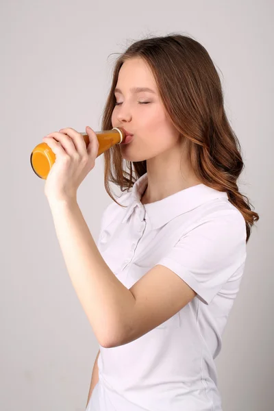 Pani picie pomarańczy świeże. Z bliska. Białe tło — Zdjęcie stockowe