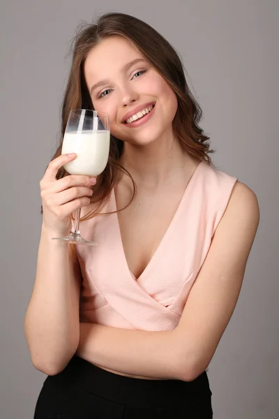 Model stwarzające z bocal mleka. Z bliska. Szare tło — Zdjęcie stockowe