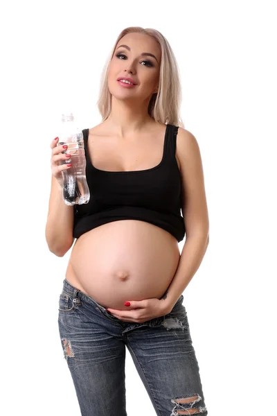 Gravid kvinna poserar med flaska vatten. Närbild. Vit bakgrund — Stockfoto