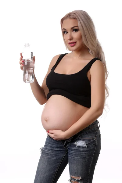 Mujer embarazada con botella de agua. De cerca. Fondo blanco —  Fotos de Stock