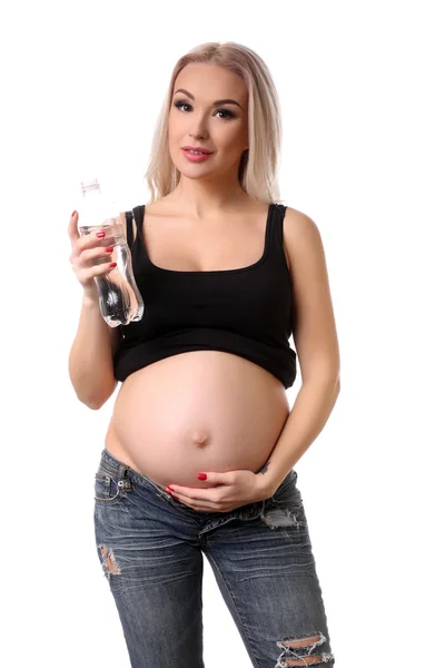 Chica embarazada posando con una botella de agua. De cerca. Fondo blanco — Foto de Stock