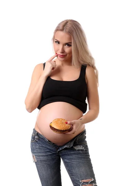 Zwangere vrouw poseren met Hamburger. Close-up. Witte achtergrond — Stockfoto