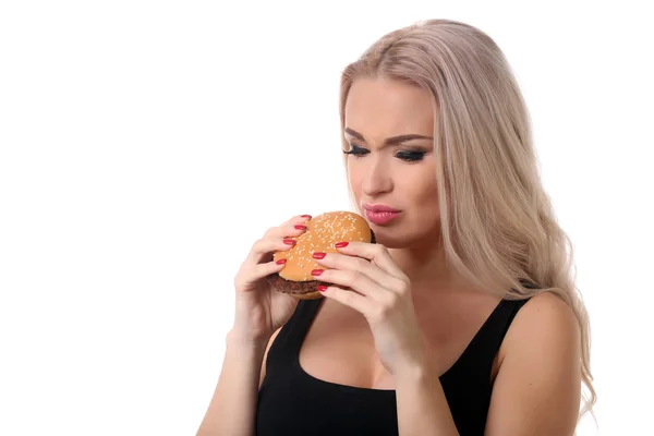 Portretul unei femei care mănâncă burger. De aproape. Fundal alb — Fotografie, imagine de stoc